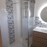 salle de bains moderne et lumineuse avec mosaïques à motifs. Trelaze